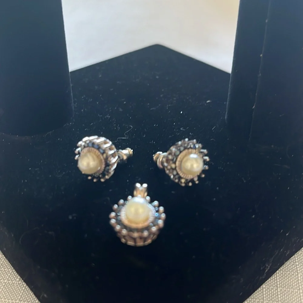 Pearl & Sapphire Blue Crystal Pendant & Earrings Set - Picture 7 of 8
